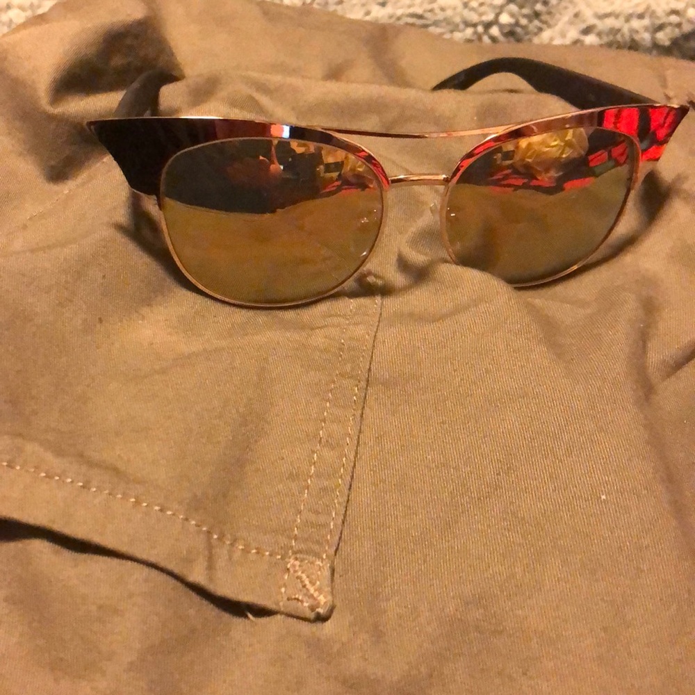 Sun glasses golden frames and lense, black temples